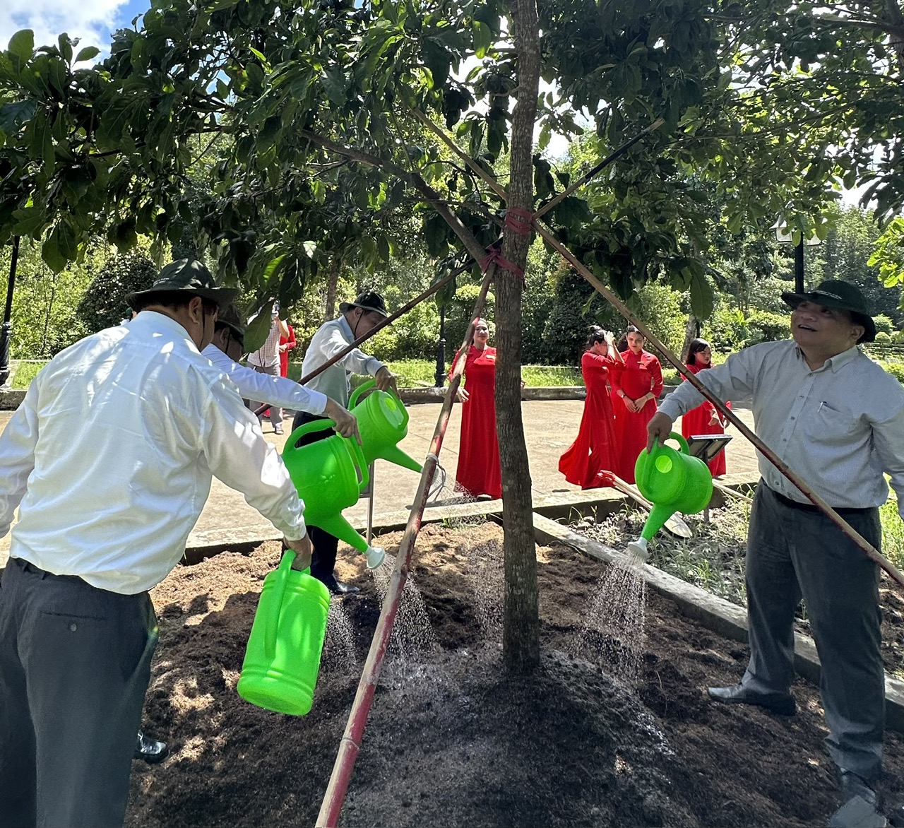 Đoàn lãnh đạo Ban Đối ngoại Trung ương dâng hương hoa và trồng cây lưu niệm trong Khu du lịch Mũi Cà Mau