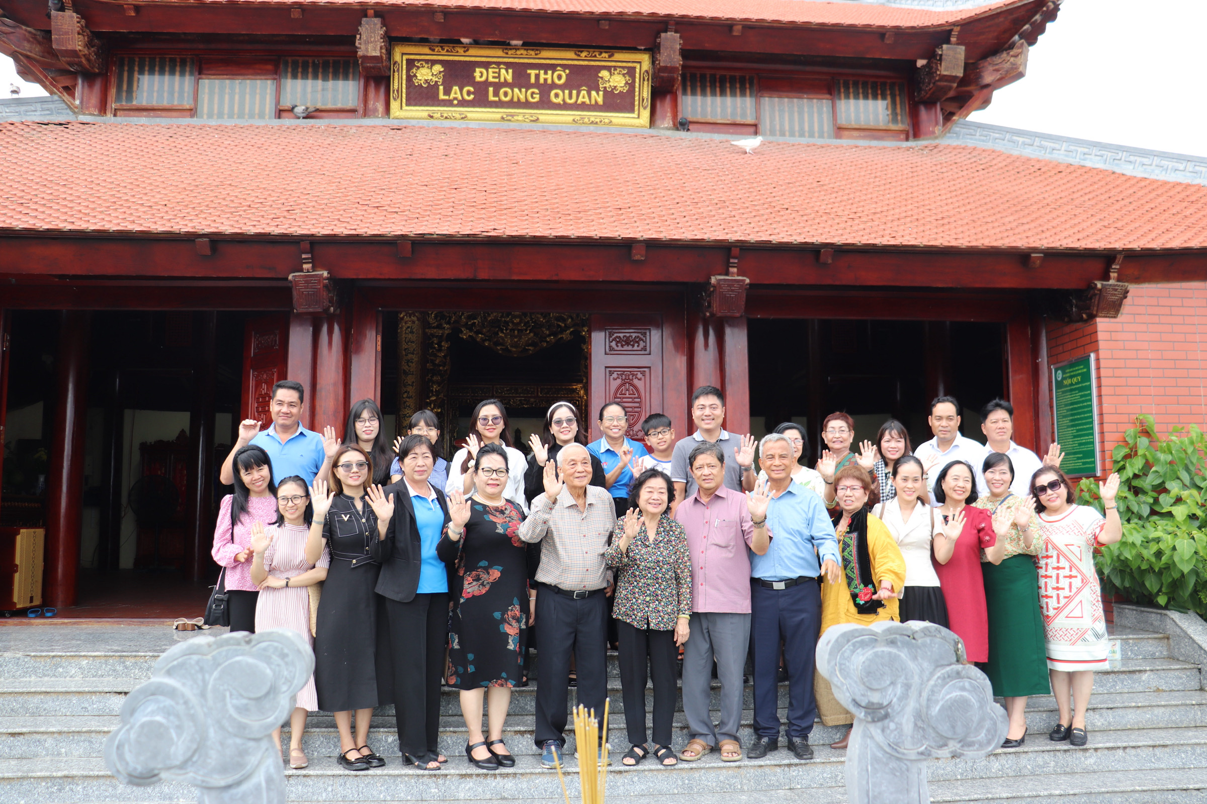 Đoàn Quỹ Học Bổng Vừ A Dính – Câu lạc bộ vì Hoàng Sa Trường Sa thân yêu chụp ảnh tại Đền thờ Lạc Long Quân