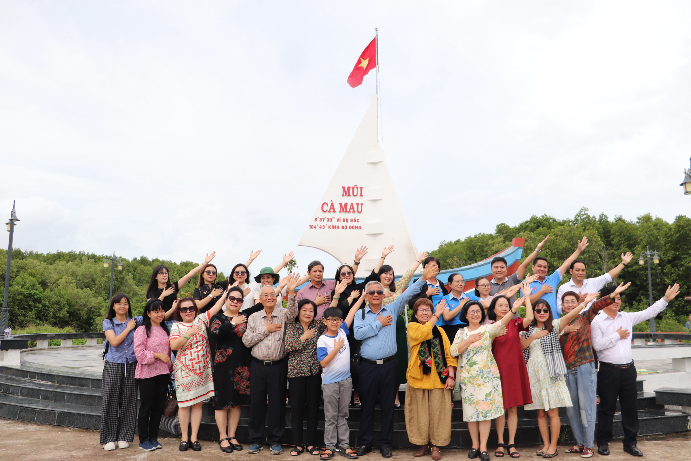 Đoàn Quỹ Học Bổng Vừ A Dính – Câu lạc bộ vì Hoàng Sa Trường Sa thân yêu chụp ảnh tại Biểu tượng con tàu Mũi Cà Mau