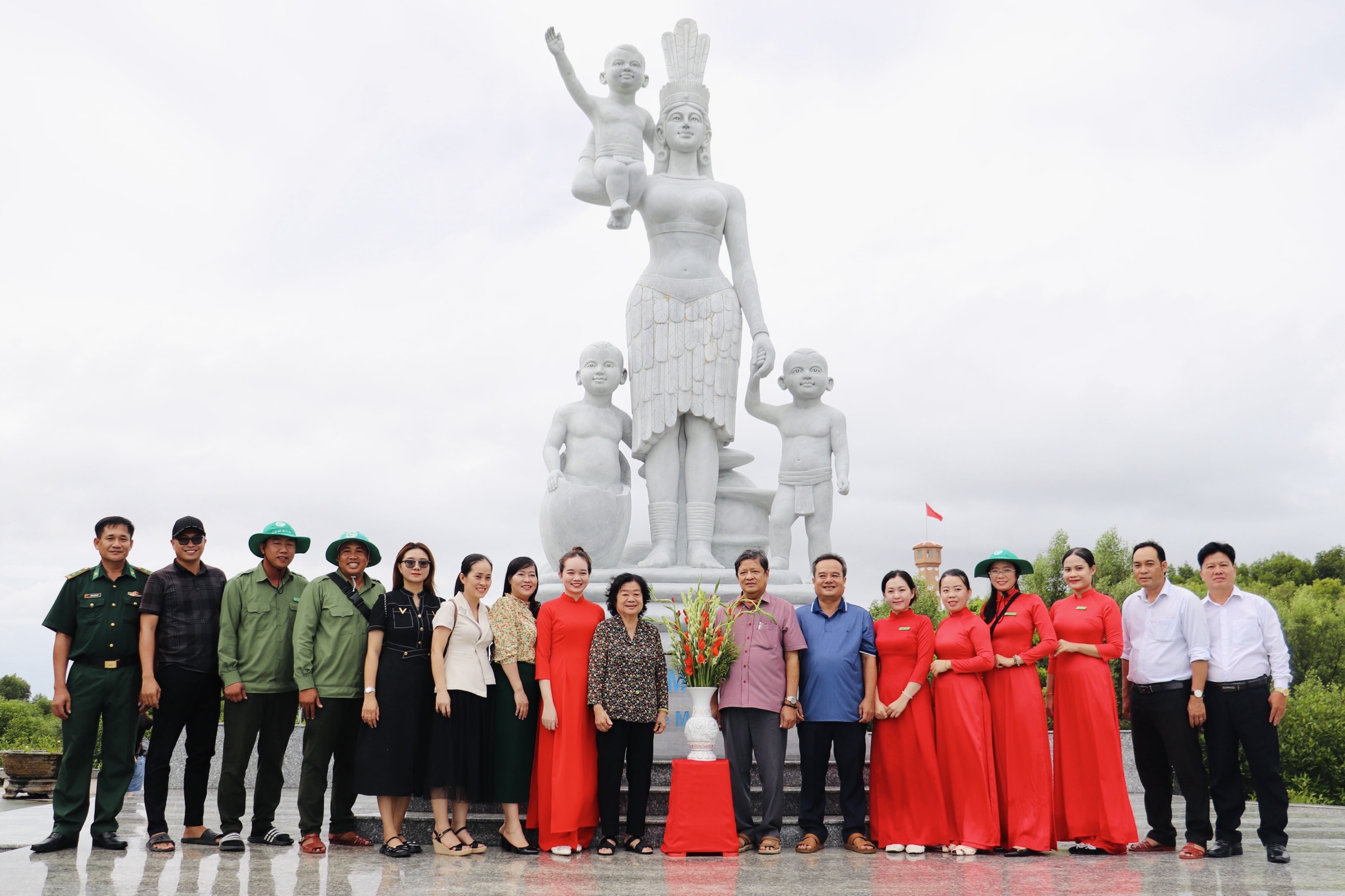 Bà Trương Mỹ Hoa, Nguyên Bí thư Trung ương Đảng, Nguyên Phó Chủ tịch Nước chụp ảnh cùng Ban Quản lý Khu du lịch Mũi Cà Mau tại Tượng Mẹ