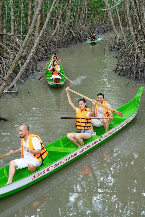 Trãi nghiệm chèo thuyền tuyến du lịch xuyên rừng Vườn Quốc Gia Mũi Cà Mau