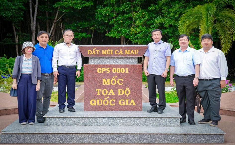 Đoàn công tác Bệnh viện Thống Nhất dâng hương và khảo sát Khu du lịch Mũi Cà Mau
