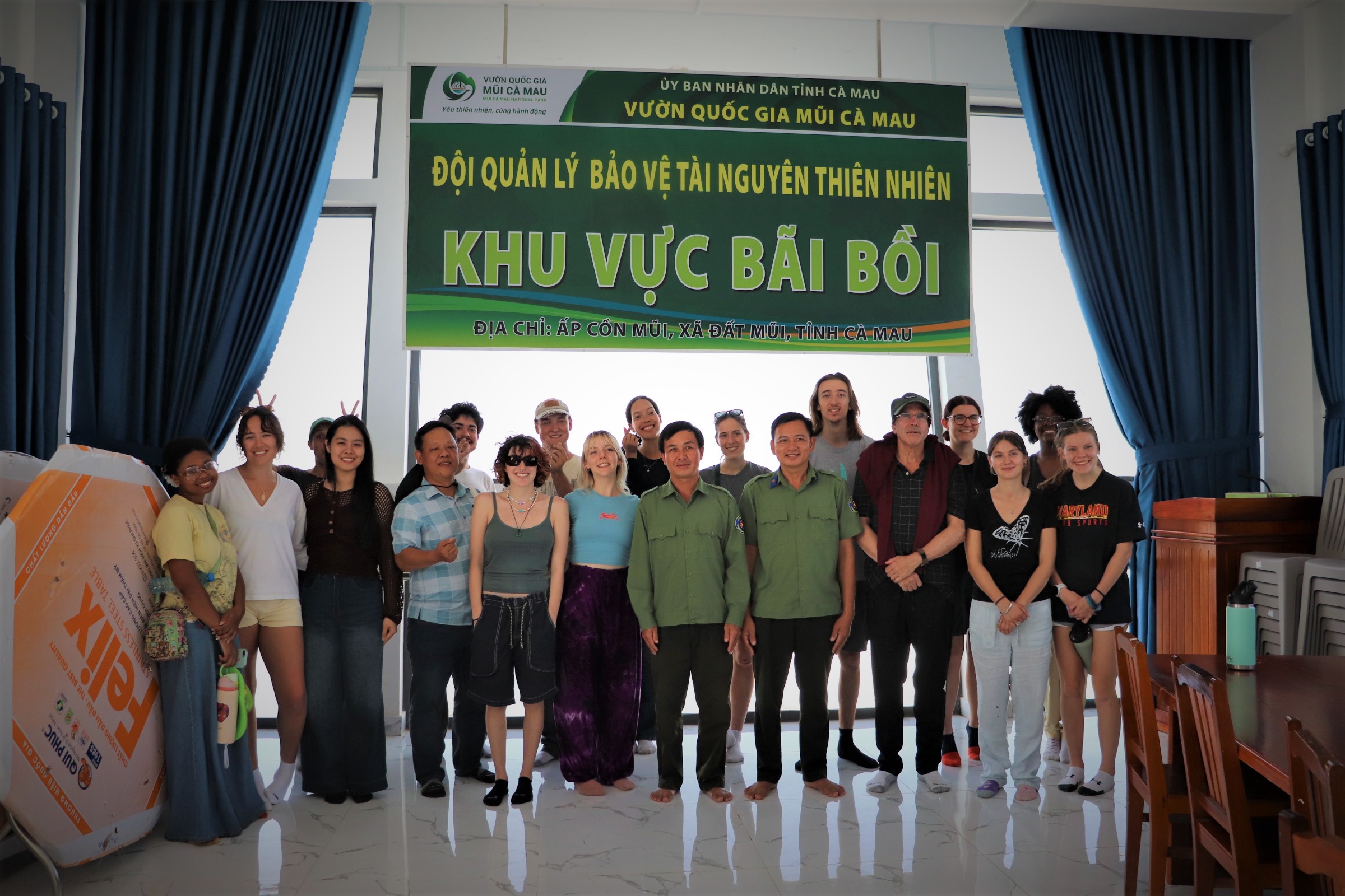 Sinh viên Đại học Maryland (Hoa Kỳ) tìm hiểu hệ sinh thái rừng ngập mặn tại Khu du lịch Mũi Cà Mau thuộc Vườn Quốc gia Mũi Cà Mau